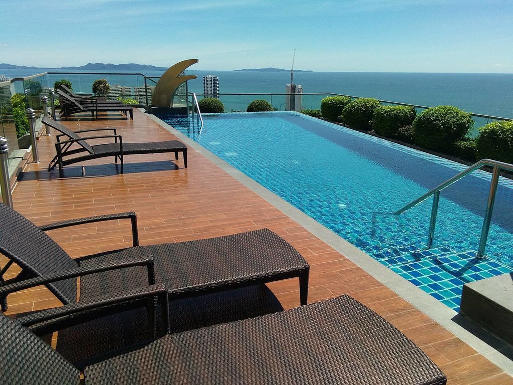 Peak Tower In Phatumnak Pattaya Esterno foto